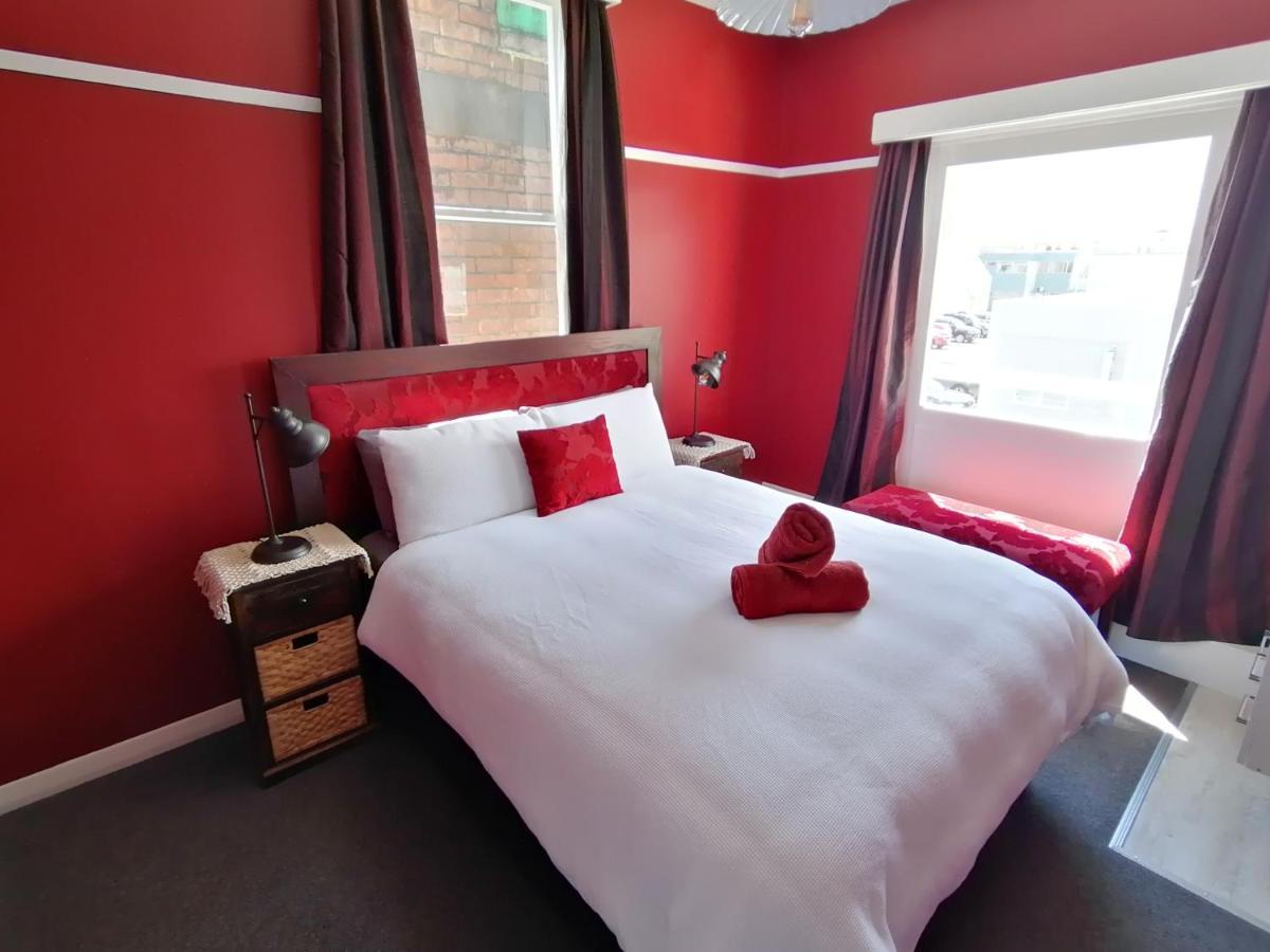 The Duke Hostel Greymouth Exterior foto A bedroom at the hotel