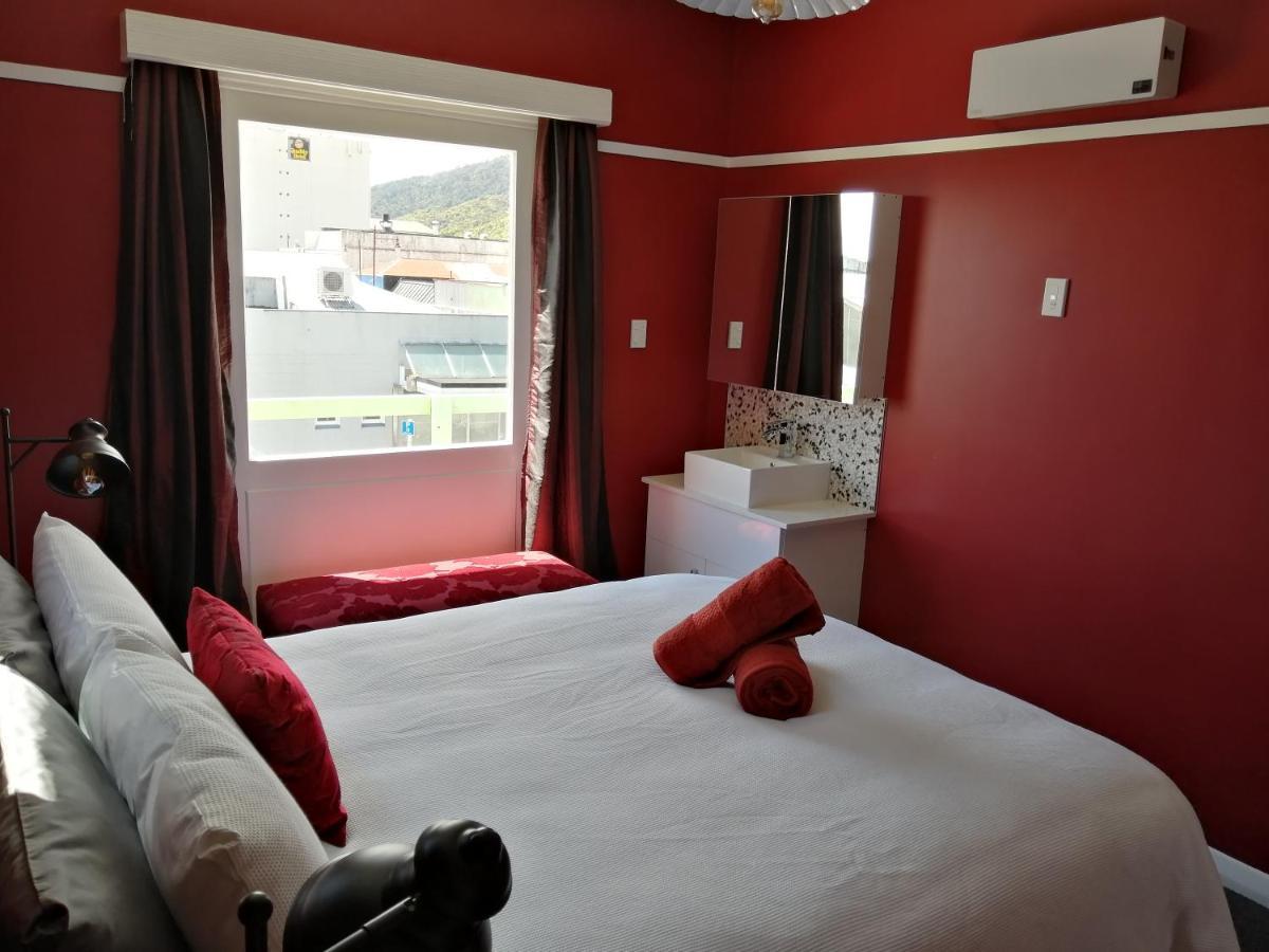 The Duke Hostel Greymouth Exterior foto A room at the hotel