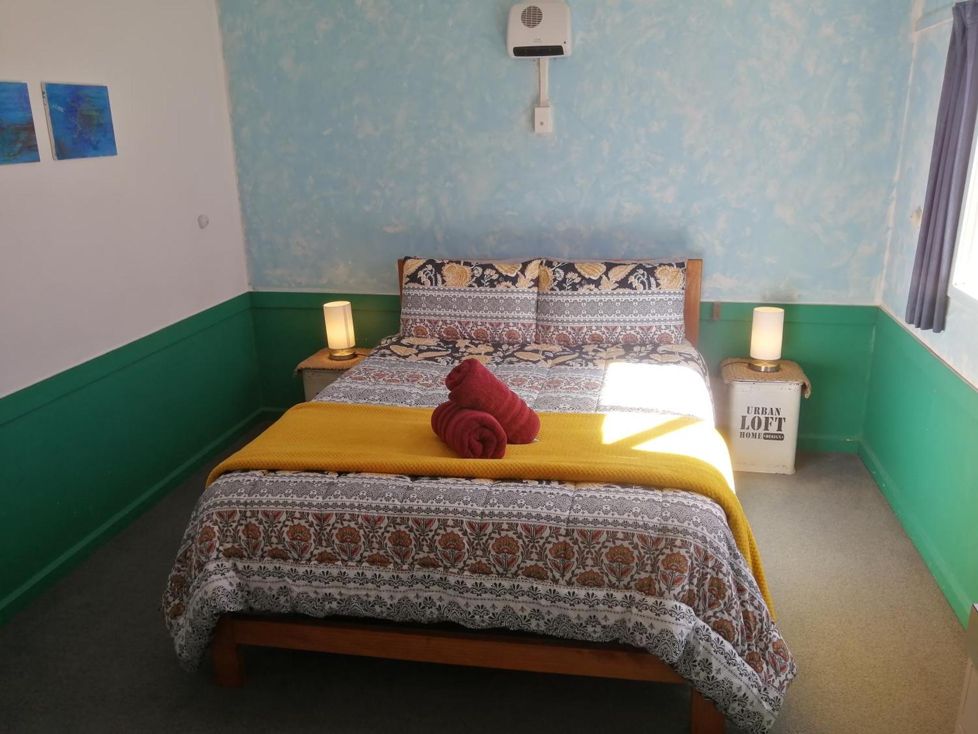 The Duke Hostel Greymouth Exterior foto A bedroom at the hostel