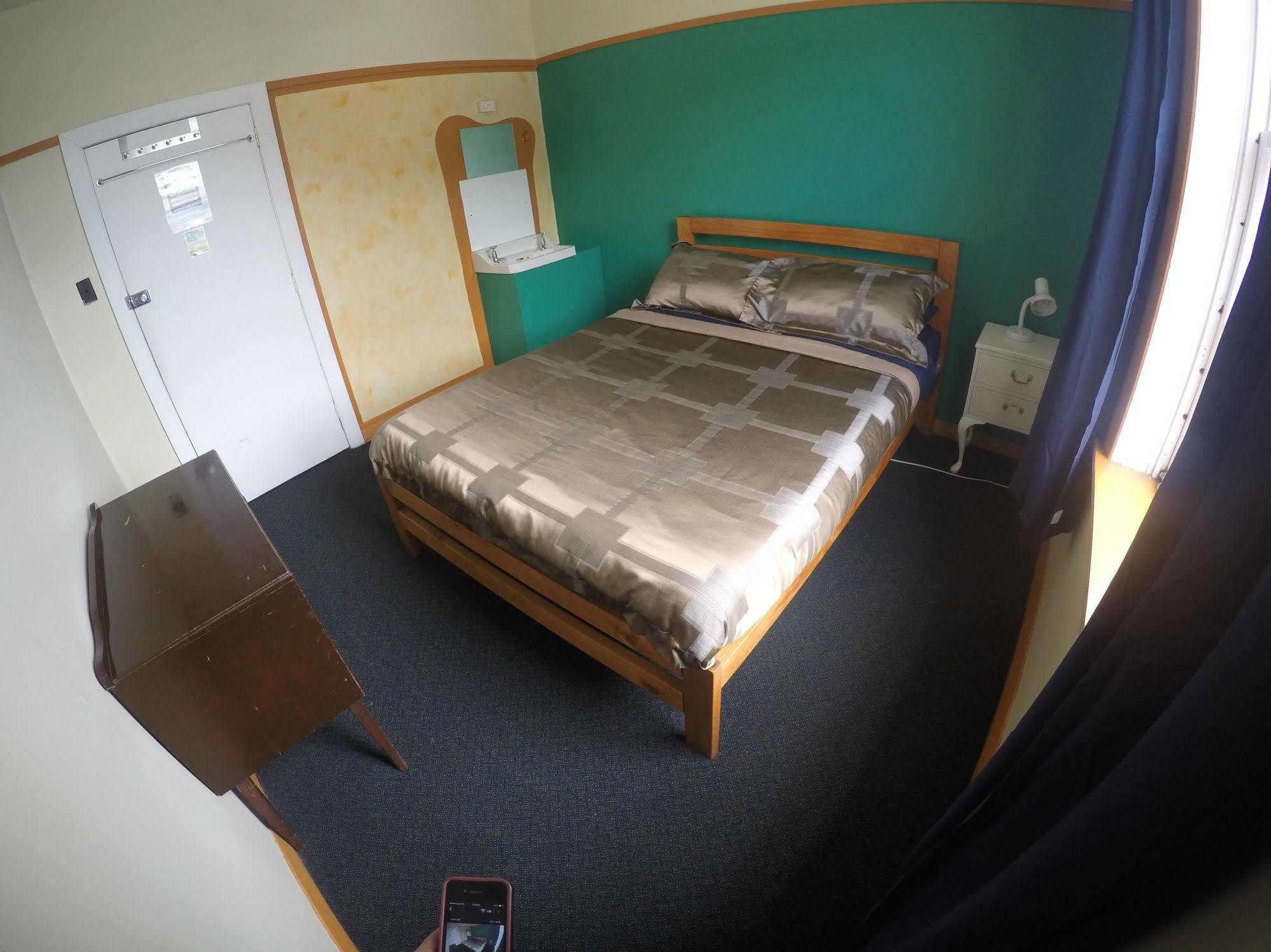 The Duke Hostel Greymouth Exterior foto A bedroom at the hostel