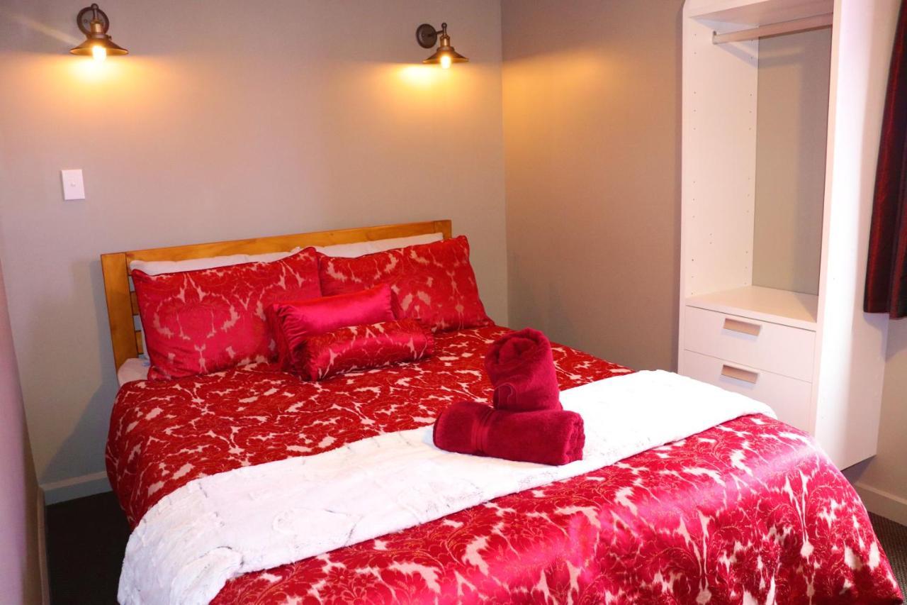 The Duke Hostel Greymouth Exterior foto A bed with a duvet